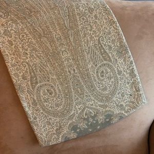 Lightweight Paisley Throw (40x60 inches)